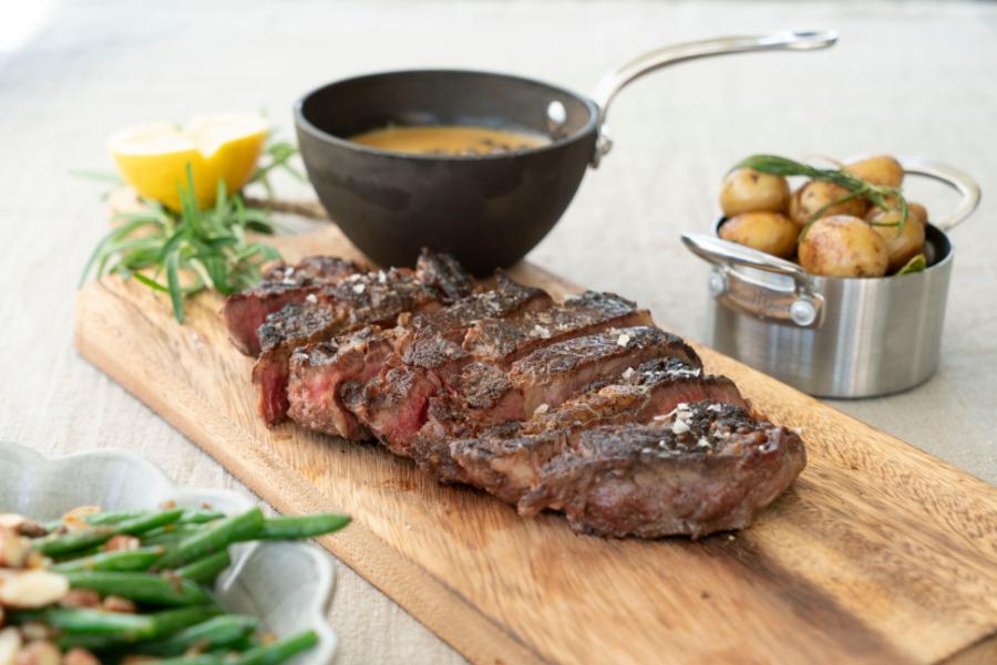 Entrecôte med morkel- og peppersaus & sauterte bønner